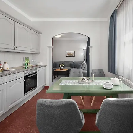 Lisi Family Hotell 4*